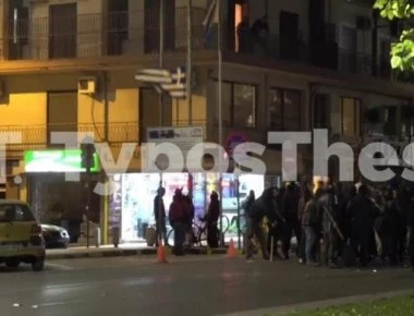 Θεσσαλονίκη: Η στιγμή που αντιεξουσιαστές κατεβάζουν και σκίζουν την ελληνική σημαία (βίντεο)